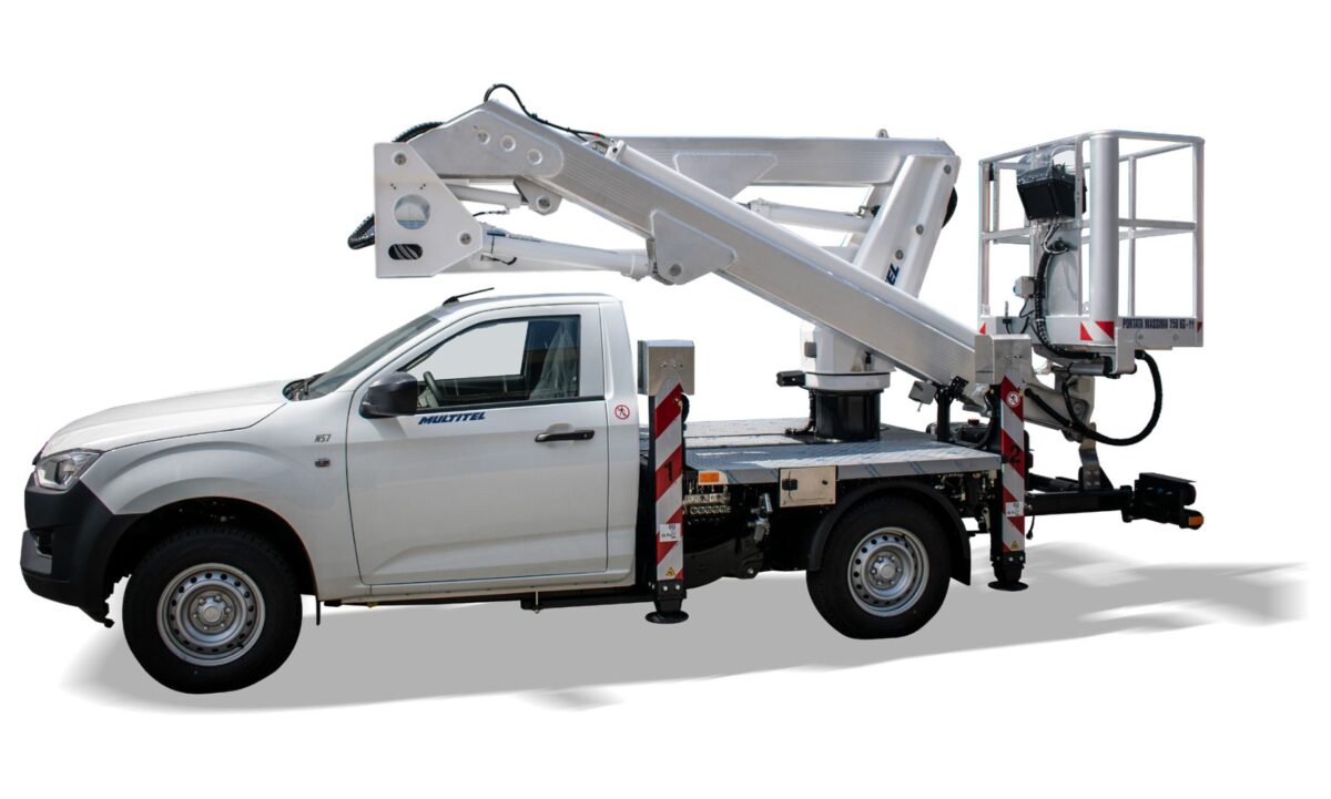 Piattaforma autocarrata articolata allestita su pick up con PTT da 3.100 kg Isuzu D-MAX N57 con altezza massima di lavoro di 15,7 m.