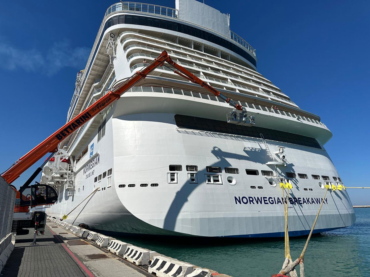 L’azienda guarda con grande interesse alla nuova MJE 710, apprezzandone il nuovo sistema di sfilo e la compattezza, con l’auspicio di vedere presto queste innovazioni applicate anche ai modelli di gamma alta.
Ma il vero punto di forza, secondo Bettarini, è il post-vendita Multitel: “C’è sempre una persona pronta a intervenire, 24 ore su 24, 7 giorni su 7, anche nei festivi. Questo è un servizio impagabile e fa davvero la differenza.”
Grazie a questa combinazione di storia, valori familiari, flotta moderna e partnership solida con Multitel, Bettarini Autogru continua a rappresentare un punto di riferimento nel settore del sollevamento in Italia.